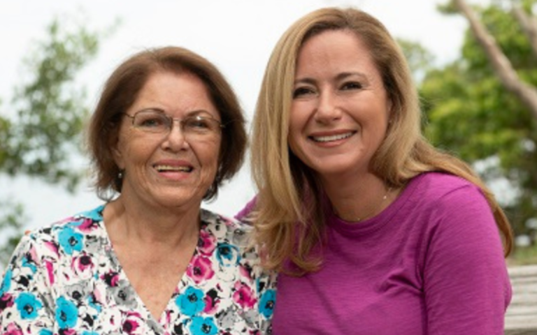 $!La madre de Debbie, Himelda Gil, es una inmigrante guayaquileña que trabajó cuidando ancianos en California para educar a sus hijas.