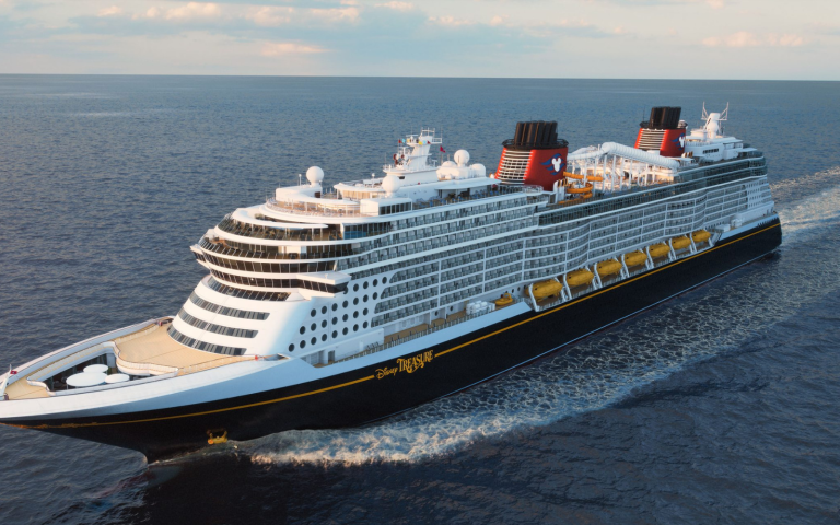 $!El Disney Treasure, que es el segundo de los tres barcos de la clase Triton de Disney Cruise Line y tiene una capacidad de 1,256 camarotes.