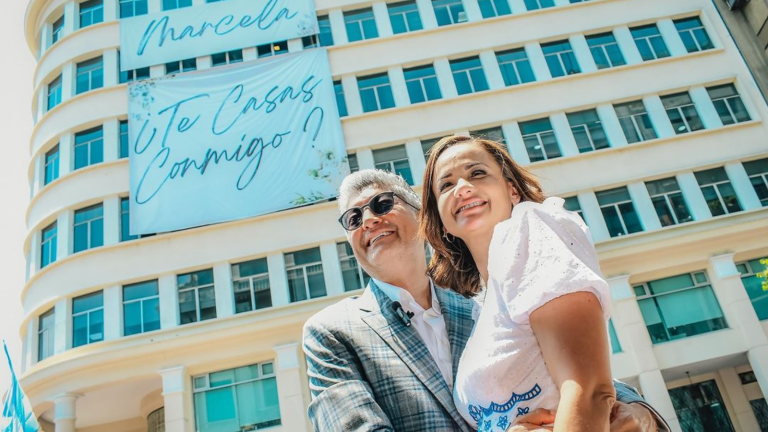 Fotografía de la prefecta Marcela Aguiñaga junto a su prometido, Mauricio Guim.