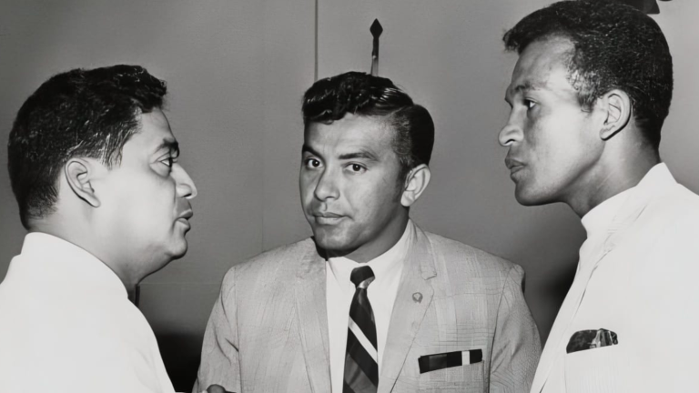 Guillermo Valencia conversa con Luciano Macías y Vicente Lecaro antes de un viaje internacional con Barcelona en 1969.