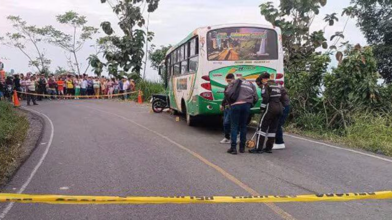 Dos niñas y una adolescente mueren por choque entre motocicleta y bus en Buena Fe