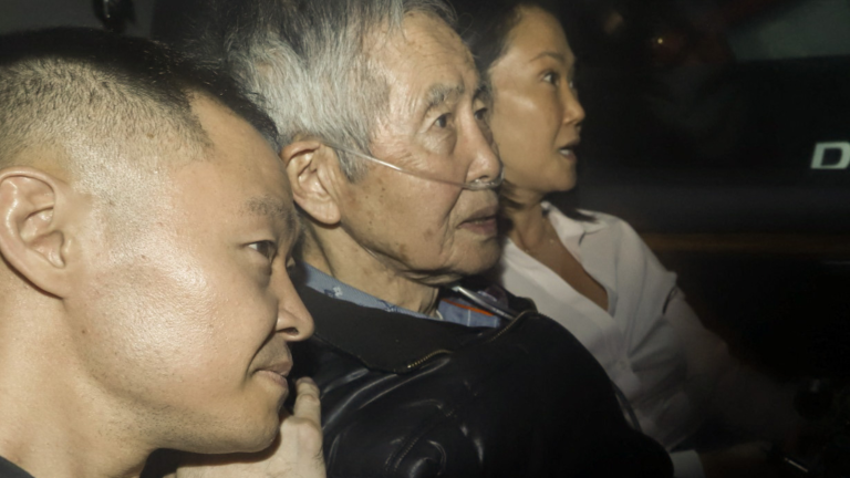 Alberto Fujimori sentado entre sus hijos Kenji (izq.) y Keiko tras su liberación de la prisión de Barbadillo en las afueras del este de Lima, el 6 de diciembre de 2023.