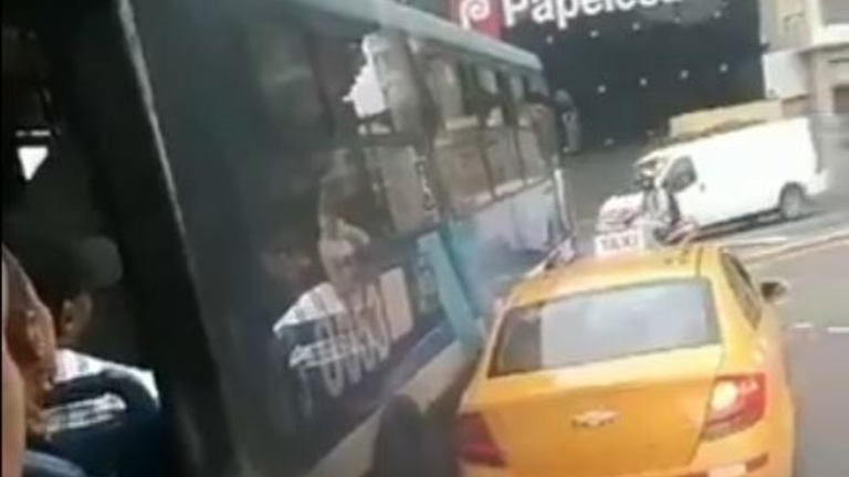 VIDEO | Chófer de Metrovía que persiguió a taxi en el centro de Guayaquil fue desvinculado