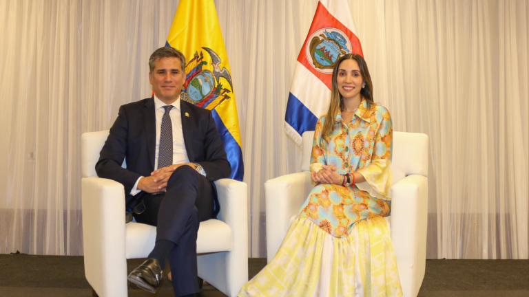 Fotografía en la que aparecen Manuel Tovar, ministro de Comercio Exterior de Costa Rica, y Sonsoles García, ministra de Producción, Comercio Exterior, Inversiones y Pesca de Ecuador.