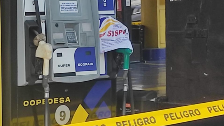 Fotografía que muestra uno de los letreros de la Agencia de Regulación y Control de Hidrocarburos pegados en la estación.