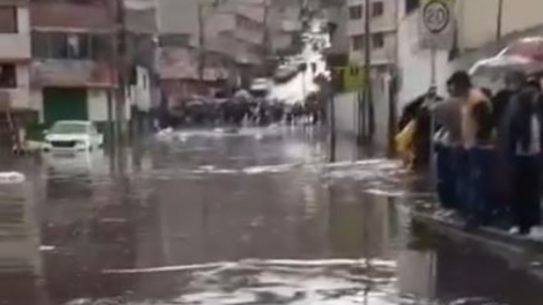 Quebrada Caupicho se desbordó por fuertes lluvias, en el sur de Quito