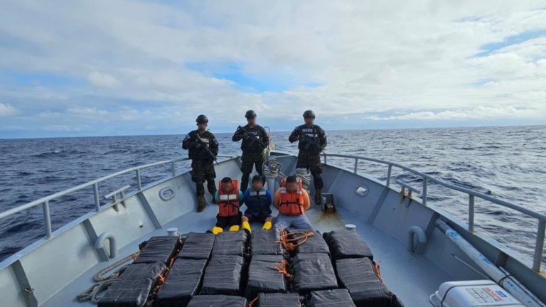 Tres ecuatorianos capturados en El Salvador por transportar una tonelada de cocaína en una lancha