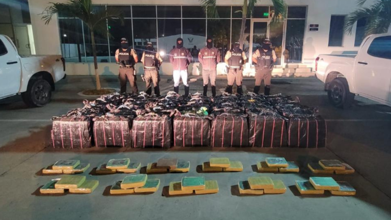 Hallan más de 1,8 toneladas de cocaína escondidas en una playa cercana a Manta