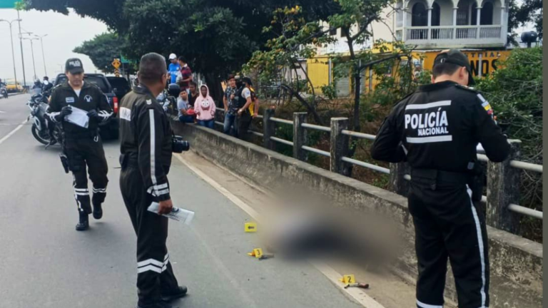 Policías abaten a sujeto armado tras alerta de robo dentro de un bus en Guayaquil