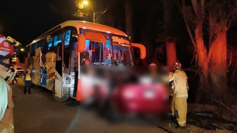 Seis muertos y dos heridos por choque entre un automóvil y un bus en la vía Cuenca-Loja