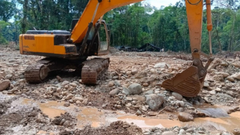 Fotografía de una retroexcavadora abandonada a las orillas del río Punino, después de que se llevó a cabo un operativo en contra de la minería ilegal.