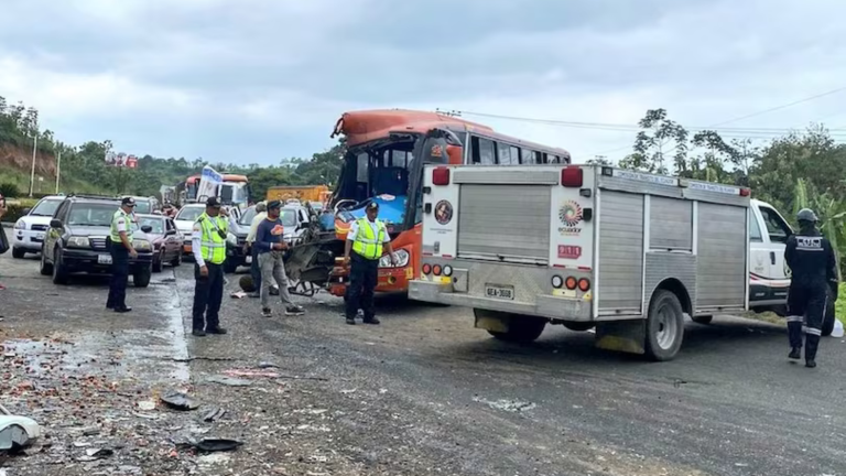 Choque entre bus y volqueta deja un muerto y nueve heridos en la vía Quevedo-Ventanas