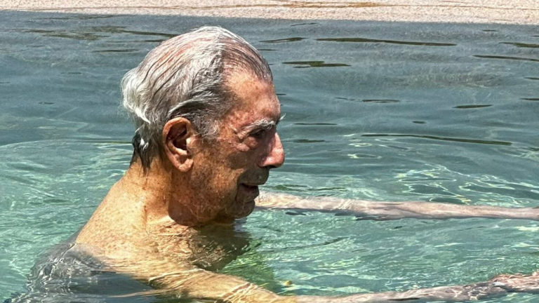 El hijo de Mario Vargas Llosa aclara polémica sobre estado de salud de su padre