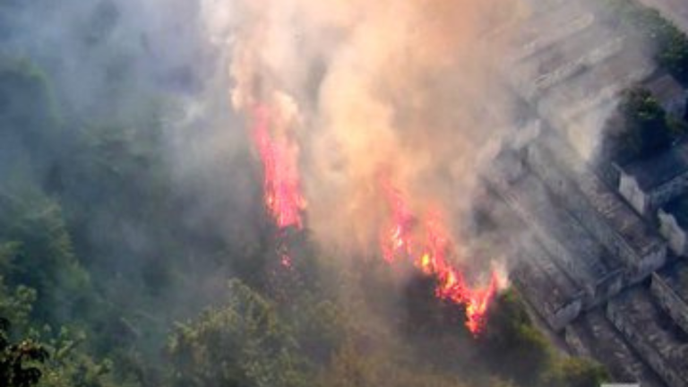 Bomberos se despliegan por incendio en Cerro del Carmen, en Guayaquil