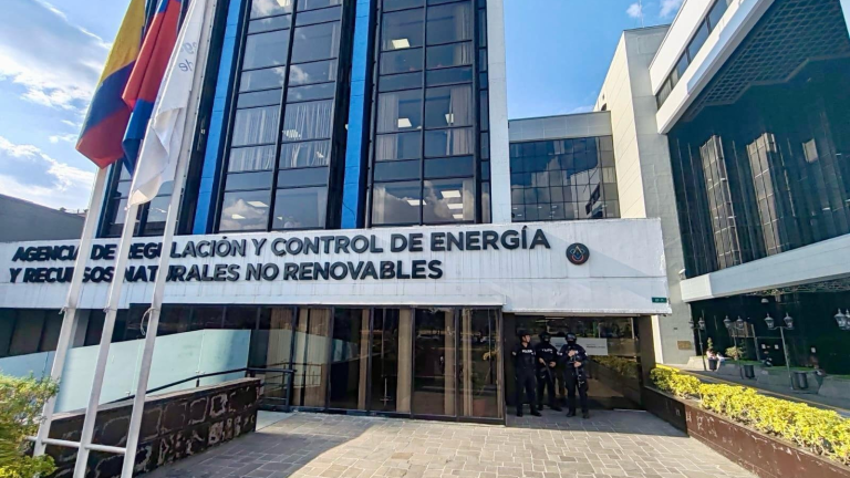 Allanan oficinas del Ministerio de Energía y Minas en Quito