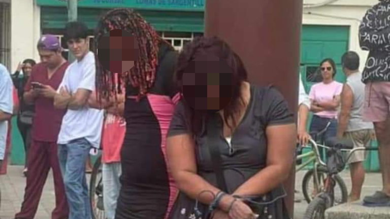 Casi linchan a dos personas que habrían robado un local comercial en Lomas de Sargentillo
