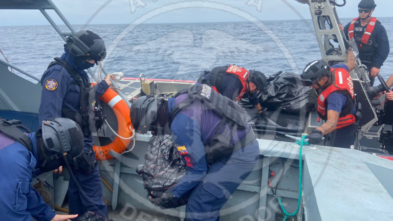 La Armada y la DEA incautan droga en una embarcación frente a la costa de Manta