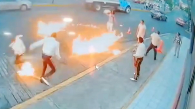 VIDEO | Tragafuegos prendió en llamas a mariachis durante una pelea callejera en México