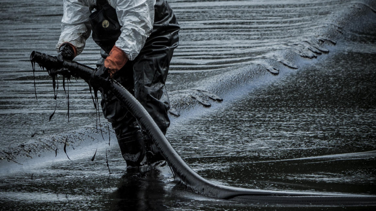 Petroecuador confirma que petróleo contaminó el río Napo por una rotura de tubería