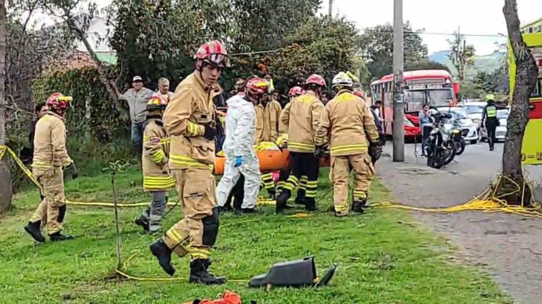 Mujer envuelta en llamas fue salvada por bomberos en Cuenca