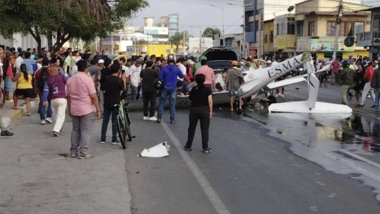 Avioneta se estrelló en la vía principal del cantón La Libertad