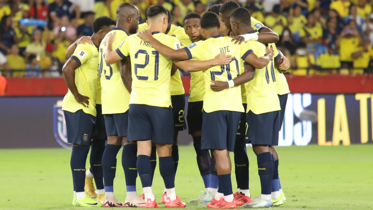 Jugadores de la selección ecuatoriana de fútbol reunidos antes de disputar un cotejo.