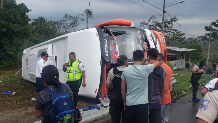 Siniestro fatal en la vía Jipijapa-Guayaquil deja dos muertos y 15 heridos