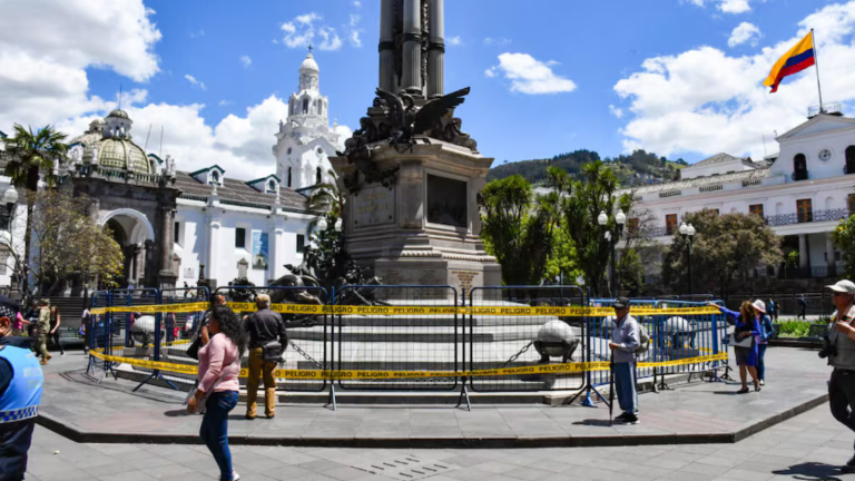 Colocan cerca alrededor del monumento a La Independencia tras intento de robo de pieza antigua