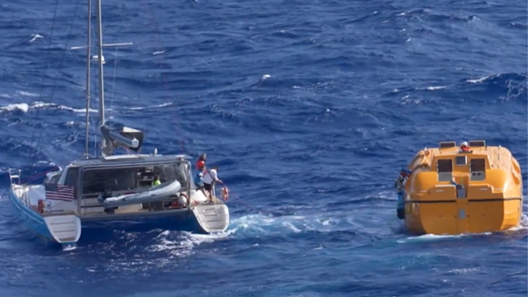 Un crucero de Disney rescató a cuatro náufragos cerca de Bermudas