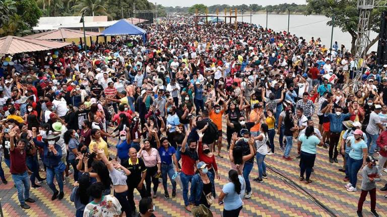 Masiva aglomeración en un concierto para “vacunados” con la venia del Municipio de Daule