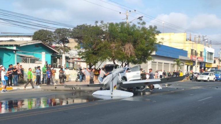 ¿Quiénes eran los pilotos de la avioneta que se estrelló en una calle del cantón La Libertad?