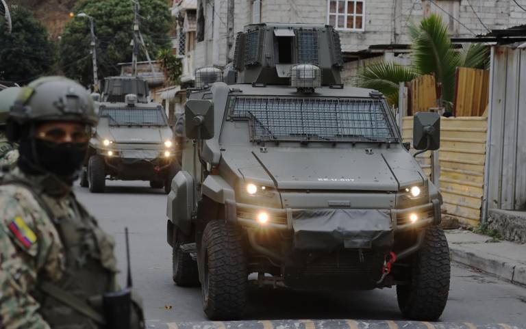 $!Miembros de las Fuerzas Armadas realizando patrullajes en espacios del Cerro de Las Cabras, en el cantón Durán, uno de los más conflictivos en todo el país.