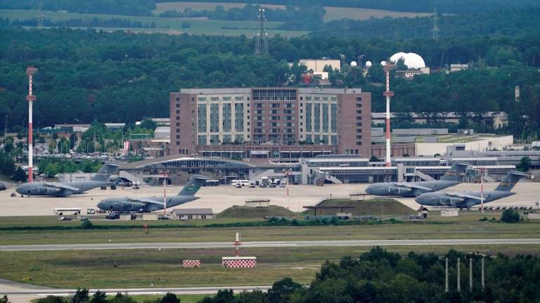 Mujer afgana parió a su hija en el avión de evacuación de la fuerza aérea estadounidense