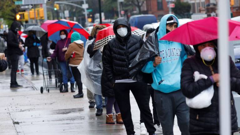 Los estadounidenses apoyan el confinamiento y restringir la inmigración