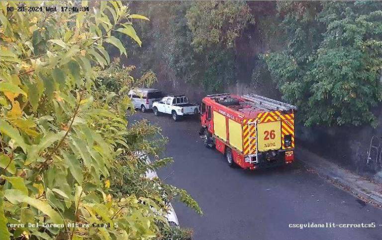 $!Unidades del Benemérito Cuerpo de Bomberos de Guayaquil que arribaron al área para controlar las llamas.