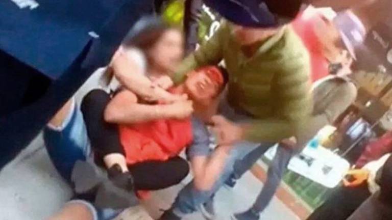 VIDEO: Joven experta en &#039;jiu-jitsu&#039; le enseña una dura lección a un ladrón que intentó robarle