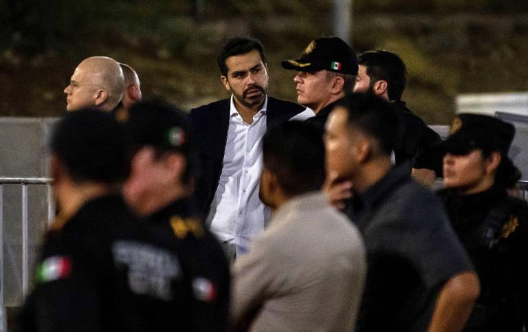 $!El candidato presidencial del opositor Movimiento Ciudadano (MC), Jorge Álvarez Máynez (camisa blanca) acude a la zona donde se desplomó un templete durante un acto político de su partido, ocasionando al menos cinco fallecidos, en la ciudad de Monterrey (México).