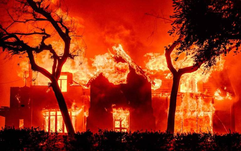 $!Una casa arde durante el incendio de Eaton en el área de Altadena del condado de Los Ángeles, California, el 8 de enero de 2025.