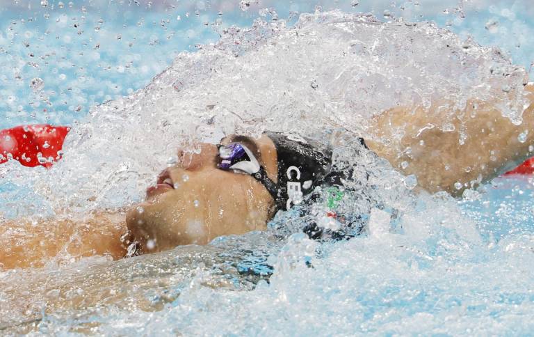 $!Thomas Ceccon de Italia compite durante una serie de 100 m espalda masculina de las competiciones de natación en los Juegos Olímpicos de París 2024, en el Paris La Defense Arena de París, Francia, el 28 de julio de 2024.