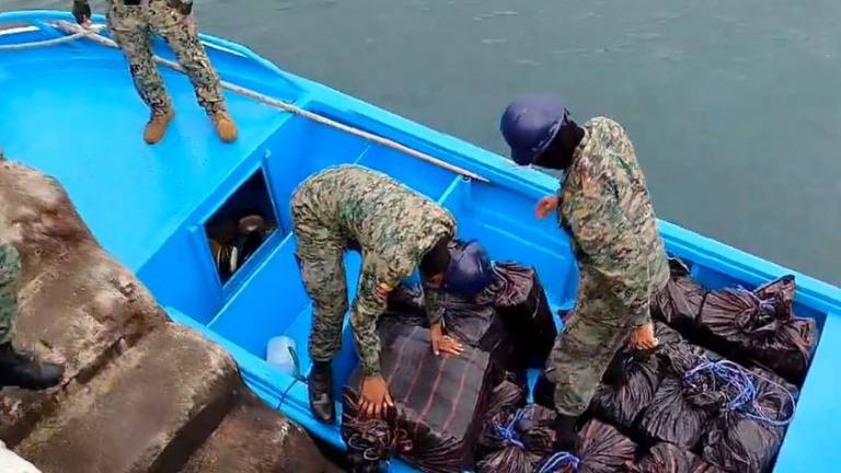 Armada de Ecuador decomisa cerca de 4,5 toneladas de droga en alta mar