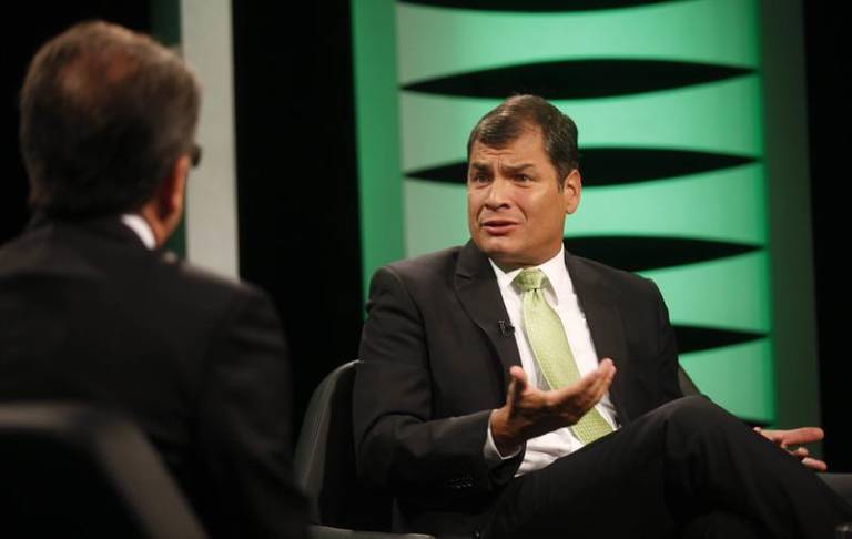 $!Fotografía de archivo de Rafael Correa, durante una entrevista con el periodista Xavier Lasso en 2011. Errejón dijo que Correa era del estado de Zulia, Venezuela.