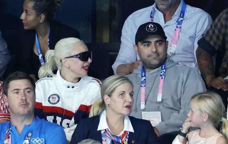 $!Lady Gaga y su prometido Michael Polansky miran la competencia de natación durante los Juegos Olímpicos París 2024.