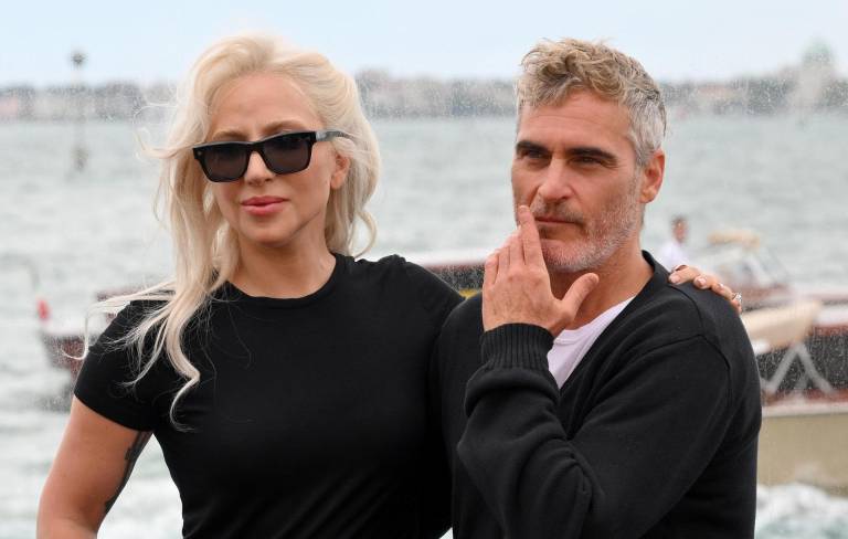 $!La cantante y actriz estadounidense Lady Gaga (i) y el actor estadounidense Joaquin Phoenix posan juntos.