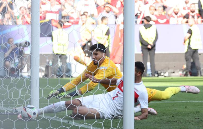$!Altay Bayindir y Mehmet Zeki observando cómo el balón cruzaba la línea de gol.