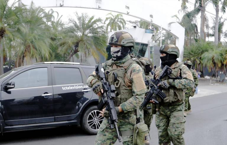 $!Grupos de élite de la Policía liberaron a los rehenes en las instalaciones de TC Televisión.