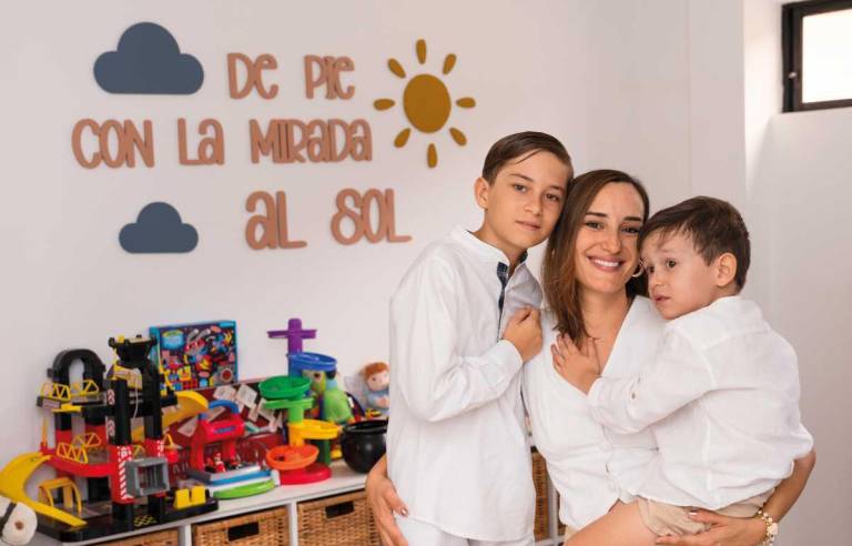 $!Foto de Camille Gamarra junto a sus hijos Luca (11) y Joaquín (4).