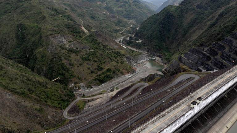 El bajo caudal del río Mazar agrava la crisis energética y resalta la urgencia de nuevas fuentes de generación.