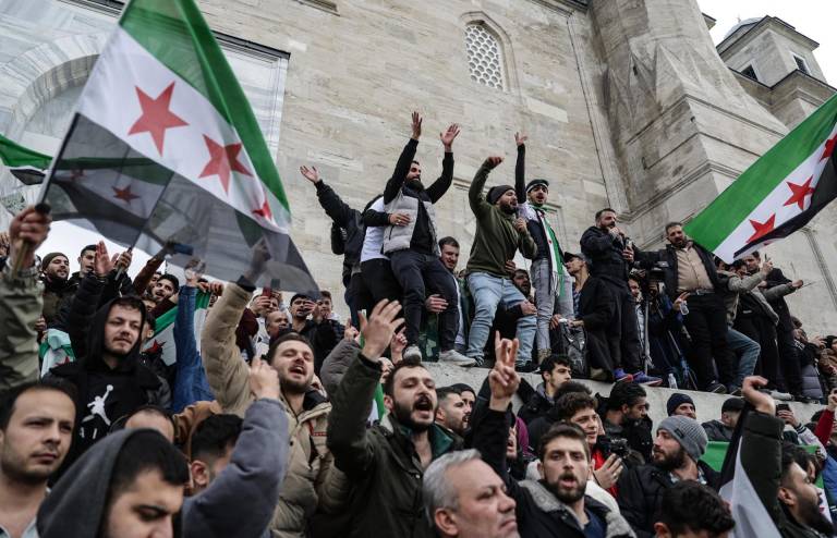 $!Partidarios de la oposición siria que residen en Turquía ondean la bandera siria de la oposición y celebran la toma rebelde de Damasco en la mezquita de Fatih en Estambul, Turquía, el 8 de diciembre de 2024.