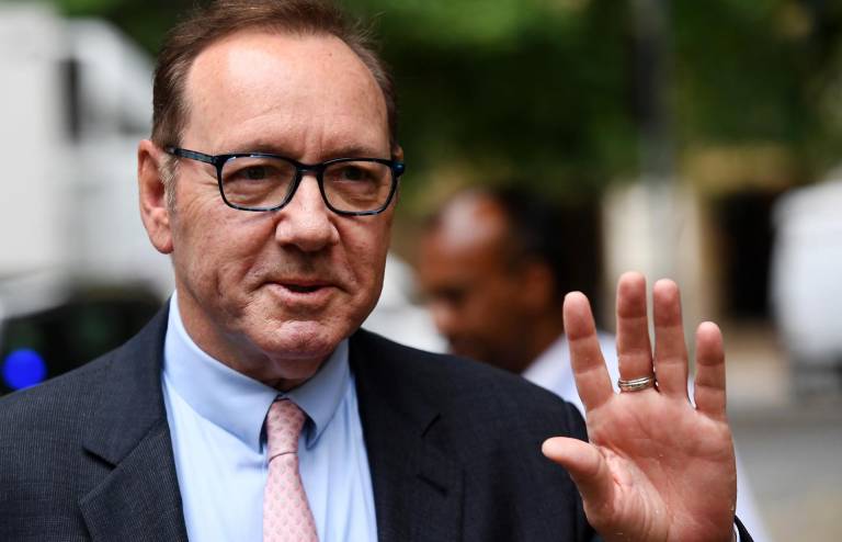 $!El actor estadounidense Kevin Spacey saluda a su llegada al Tribunal de Southwark en Londres, Gran Bretaña, este miércoles.