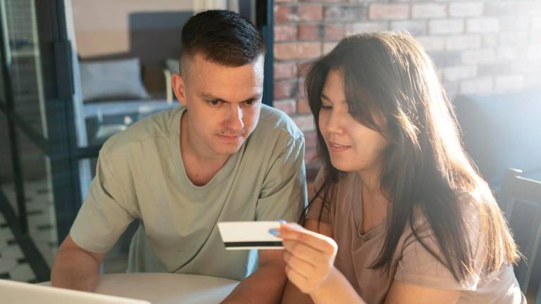 La tarjeta de crédito es, por lo general, el primer instrumento crediticio al que tienen acceso los jóvenes que han iniciado su vida laboral y su historial financiero.